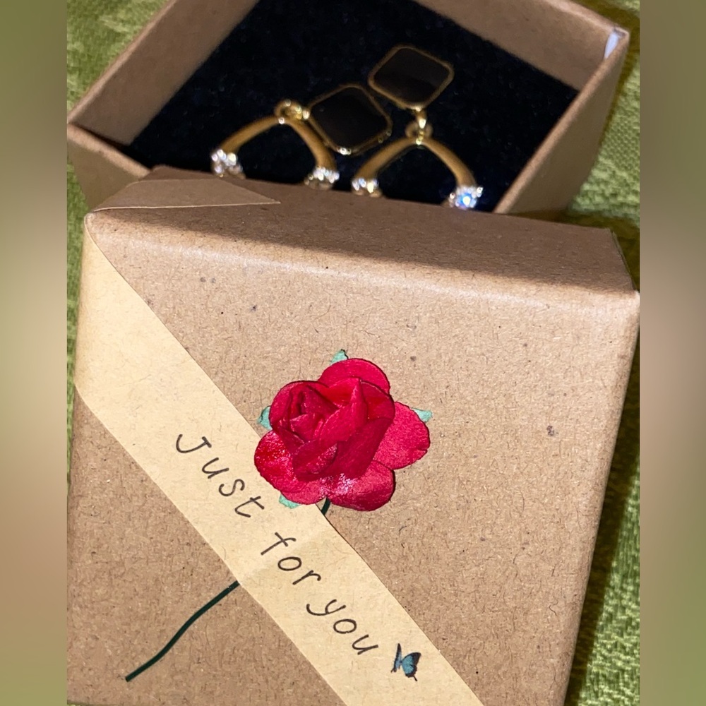 NWOT Elegant Black & Gold Pierced Earrings- Valentine’s Day,Birthdays,Christmas🎄 - Picture 7 of 16